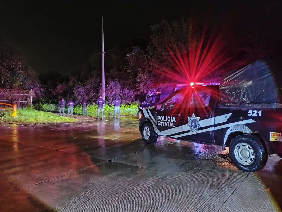 sspdgo's tweet photo. 1) Con motivo de las lluvias que se están presentando y por el derrame de agua de la presa Guadalupe Victoria, elementos de Policía Estatal dentro del #OperativoDragón, se encuentran realizando recorridos por todo el cauce del río https://t.co/1uB5mVmbk2