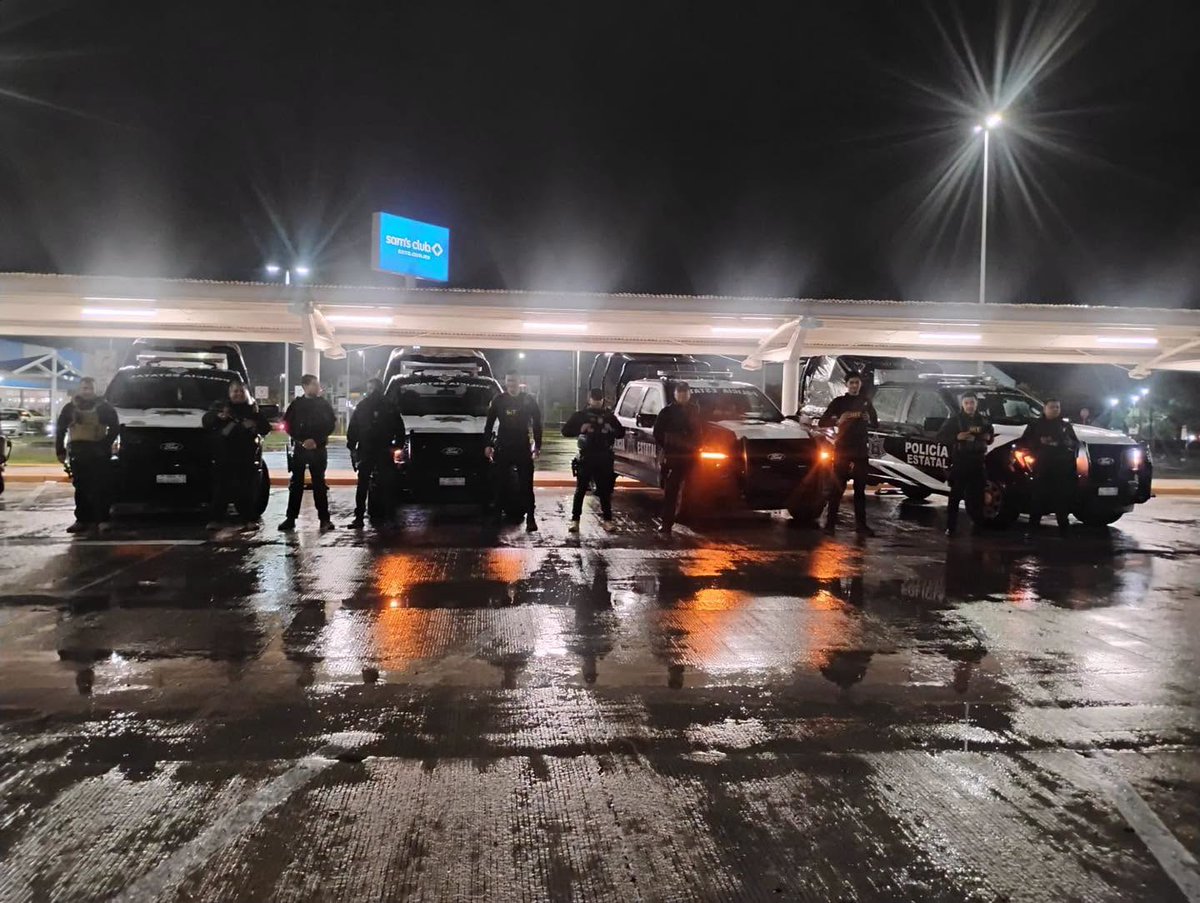 sspdgo's tweet photo. 1) Con motivo de las lluvias que se están presentando y por el derrame de agua de la presa Guadalupe Victoria, elementos de Policía Estatal dentro del #OperativoDragón, se encuentran realizando recorridos por todo el cauce del río https://t.co/1uB5mVmbk2