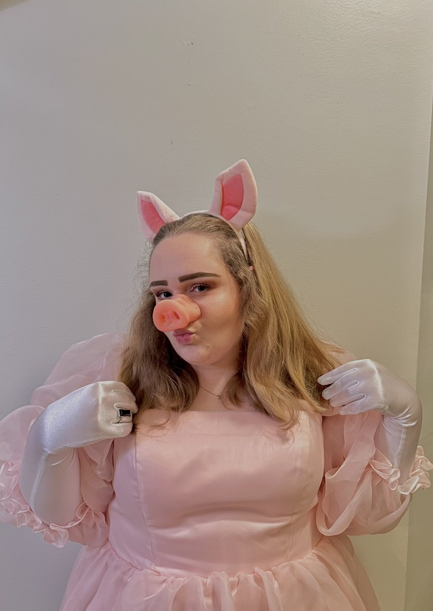 zo_mygosh's tweet photo. please send miss piggy to her first harryween #vividharryween @VividSeats https://t.co/VG5bTvUcag