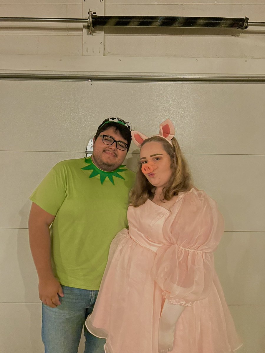 zo_mygosh's tweet photo. please send miss piggy to her first harryween #vividharryween @VividSeats https://t.co/VG5bTvUcag