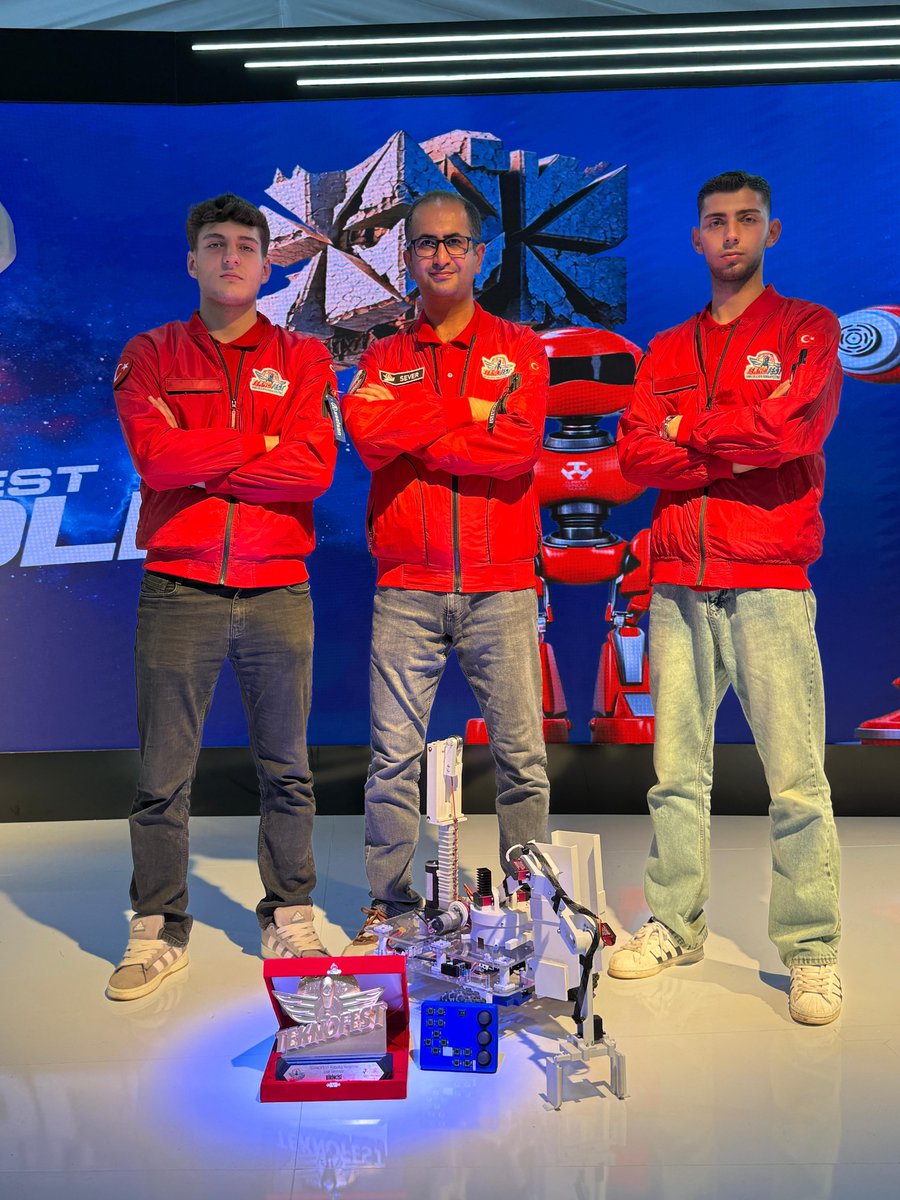 SakaryaValiligi's tweet photo. 🇹🇷🚀 TEKNOFEST’TE SAKARYA RÜZGARI ESMEYE DEVAM EDİYOR!

Sakarya 4.kez birincilik kürsüsünde.
Şanlıurfa'da düzenlenen TEKNOFEST RoboLig Yarışmasında Sakarya’dan bir Türkiye birinciliği daha geldi! 🥇🏆

Sakarya Ticaret ve Sanayi Odası Ticaret Mesleki ve Teknik Anadolu Lisesi öğrencileri Berkay Bostancı, Görkem Kavalcı ve Emir Yasir Hacılar, danışman öğretmenleri Servan Sever rehberliğinde Türkiye birincisi oldu.

Öğrencilerimizi, danışman öğretmenimizi ve emeği geçen tüm paydaşları gönülden tebrik ediyor, başarılarının devamını diliyoruz. 👏🤖