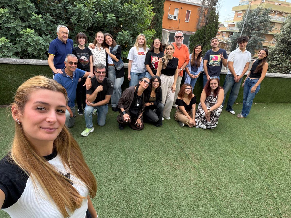 progetto_fqts's tweet photo. Riprese giovedì le lezioni in presenza del corso Tecnico della #comunicazione FQTS: comunicare per cambiare, partendo dall'identità delle organizzazioni. In aula Isabel Alfano e il coordinatore prof. Volterrani.
#formazione #terzosettore https://t.co/ltQVGMVJu0