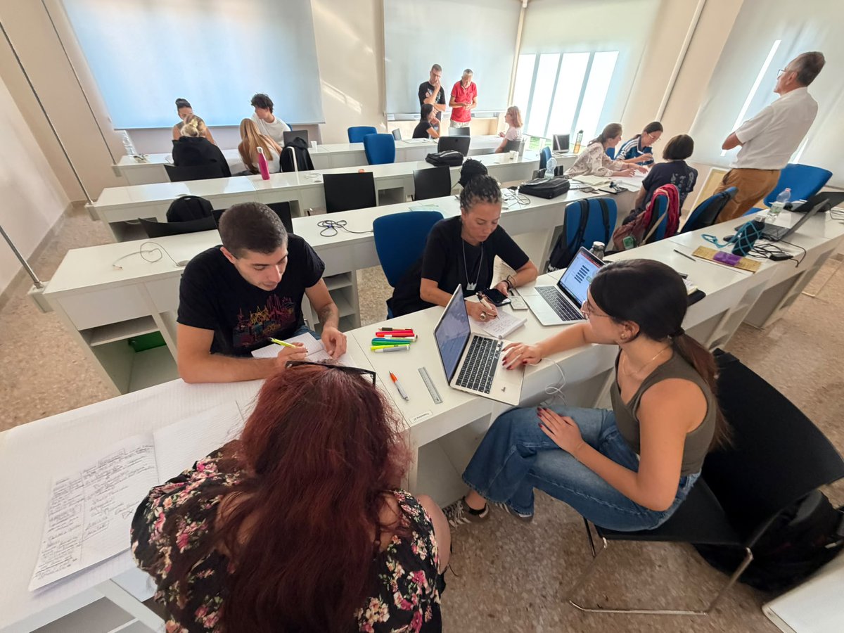 progetto_fqts's tweet photo. Riprese giovedì le lezioni in presenza del corso Tecnico della #comunicazione FQTS: comunicare per cambiare, partendo dall'identità delle organizzazioni. In aula Isabel Alfano e il coordinatore prof. Volterrani.
#formazione #terzosettore https://t.co/ltQVGMVJu0