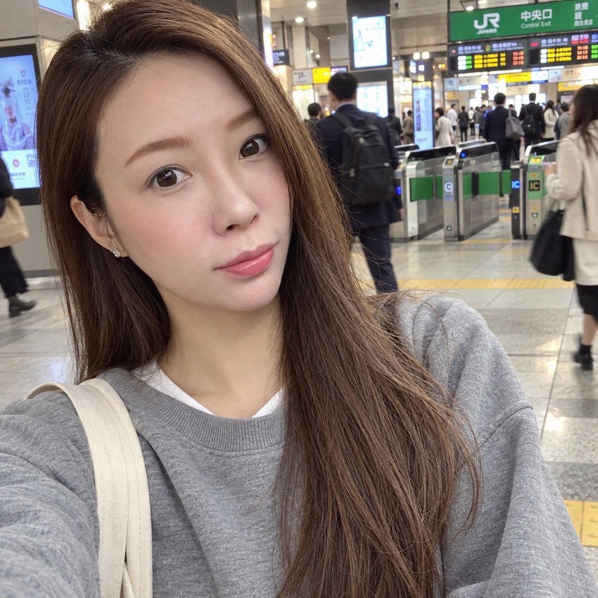 josegonzagareis's tweet photo. 駅で手を振ったあと、一度だけ振り返っちゃうんです。そっちも見ててくれたら、うれしいな🤭 https://t.co/r0YVCUdgaW