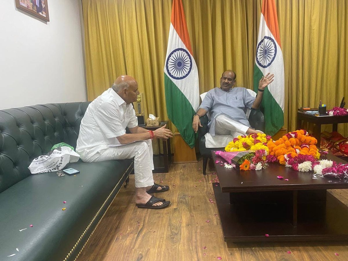 LohiyaMeghraj's tweet photo. आज कोटा पहुंचकर पार्टी द्वारा पंचायती राज चुनाव के  प्रभारी के तौर पर जीत के लिए कार्य प्रारंभ किया एवं लोकसभा अध्यक्ष माननीय @ombirlakota जी से मिलना हुआ, संगठन से जुड़े अन्य पदाधिकारी से मिलना हुआ |
कल झालावाड़, बारां का दौरा होगा! https://t.co/XJ1Y6vPFgd
