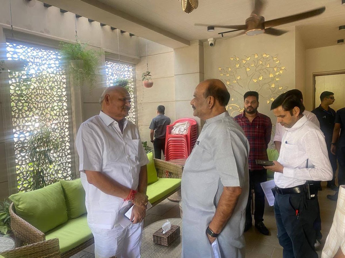 LohiyaMeghraj's tweet photo. आज कोटा पहुंचकर पार्टी द्वारा पंचायती राज चुनाव के  प्रभारी के तौर पर जीत के लिए कार्य प्रारंभ किया एवं लोकसभा अध्यक्ष माननीय @ombirlakota जी से मिलना हुआ, संगठन से जुड़े अन्य पदाधिकारी से मिलना हुआ |
कल झालावाड़, बारां का दौरा होगा! https://t.co/XJ1Y6vPFgd