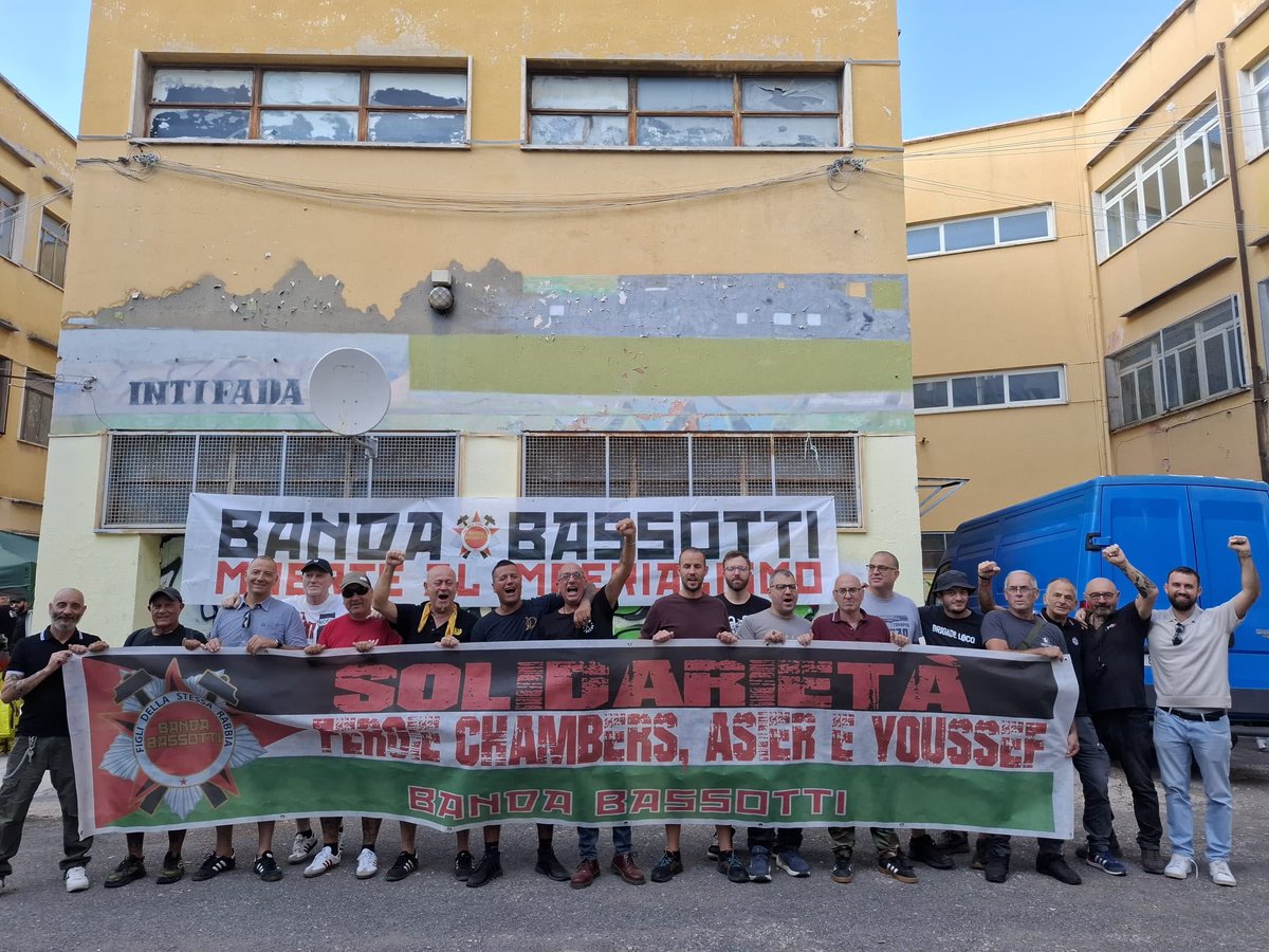 AsierAndYoussef's tweet photo. 🇮🇹 Banda Bassotti (@BANDA_BASSOTTI) también con Fergie, Asier y Youssef.

El grupo de música nació en 1981 en Roma, entre trabajadores de la construcción, y es un referente de la izquierda por su antifascismo e internacionalismo, además de su histórica solidaridad con Palestina. https://t.co/K3UR5jdJbf