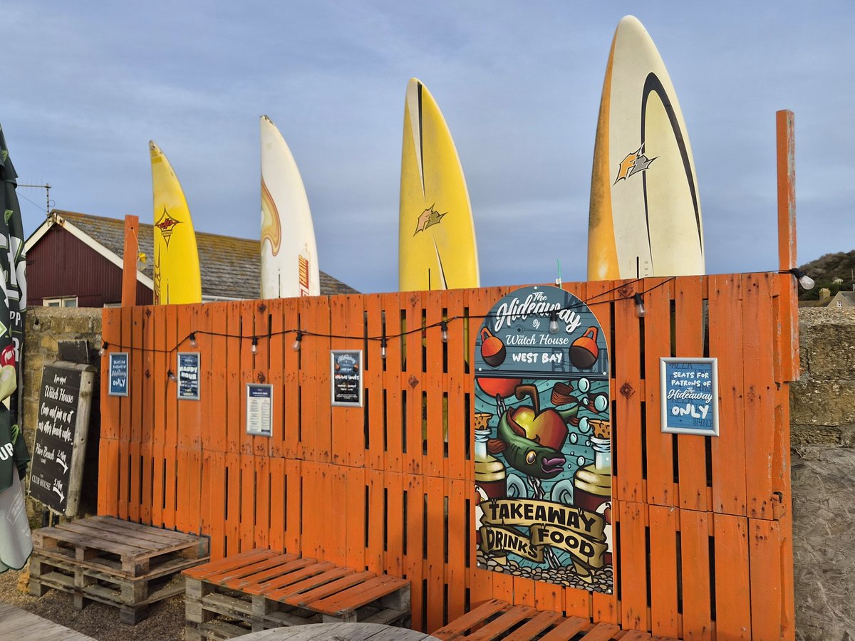 Rebel6611's tweet photo. #SundayYellow West Bay, Dorset https://t.co/gVWKd1OZjz