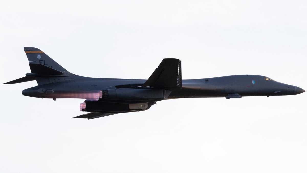 CraigYoungMedia's tweet photo. B-1B Alien with an attitude departing RAF Fairford on the way back home 🥕🥕🥕 https://t.co/ymoc0Cc0kA