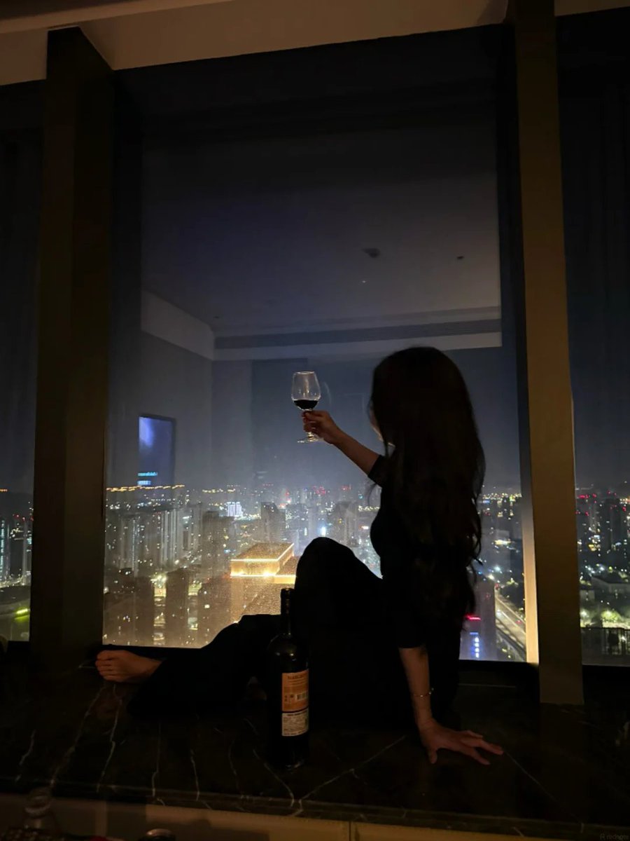 moti_ct0312's tweet photo. 国庆快乐 深夜独饮一杯 微醺的状态更容易睡个好觉，你们晚上睡前都会做什么呢，听歌🎧还是.... https://t.co/CcvKXdc1TN