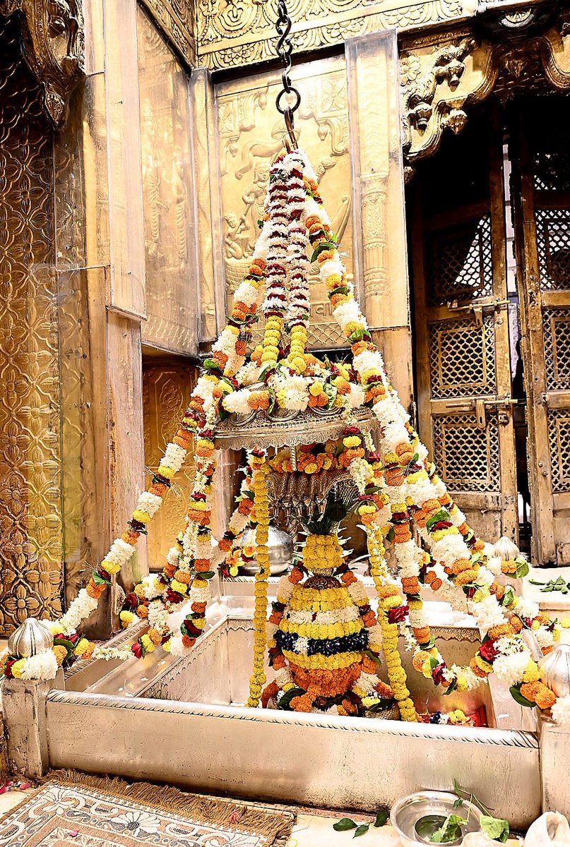 ShriVishwanath's tweet photo. श्री काशी विश्वनाथ जी की शयन आरती I https://t.co/Qalnz0GRjo
