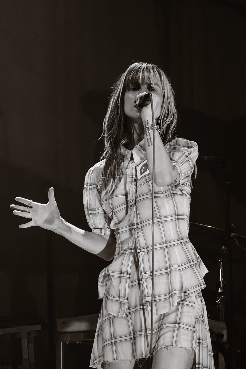 paisleysarah's tweet photo. hayley miss direct eye contact but can’t see a damn thing williams https://t.co/jXOMU2h6gw