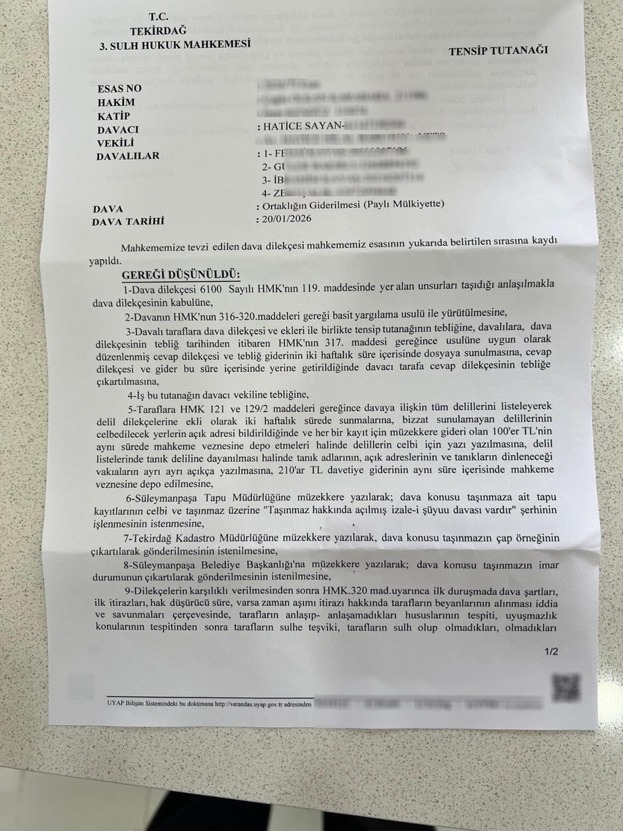 mstafabalci's tweet photo. Fatma Betül Sayan Kaya ve ailesi, borsa vurgunu ve milyarlık tapularının yanı sıra köylülerin  100 yıllık arazilerine de mafya gibi çökmeyi deniyor.

Aile, henüz imara açılmamış ancak şehrin yanı başında bulunan ve imara açılması halinde değeri katlanacak hisseli tarlaların küçük hisselerini satın alıp, diğer hisse sahiplerine değerinin çok altında teklifler götürüyor. 

Haliyle mülk sahipleri tarlalarını satmak istemediklerini ya da teklifin çok düşük olduğunu söylediğinde, yetkilendirdikleri bilirkişiler aracılığıyla izale-i şuyu davası açıyorlar.