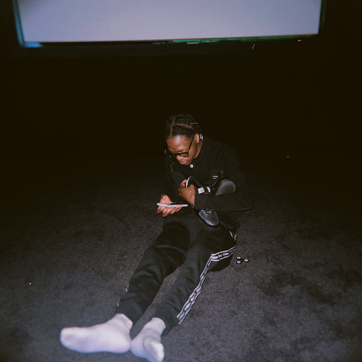 xvitheprezzy's tweet photo. Slime said no shoes in the cinema. https://t.co/nmLTXTSTsi
