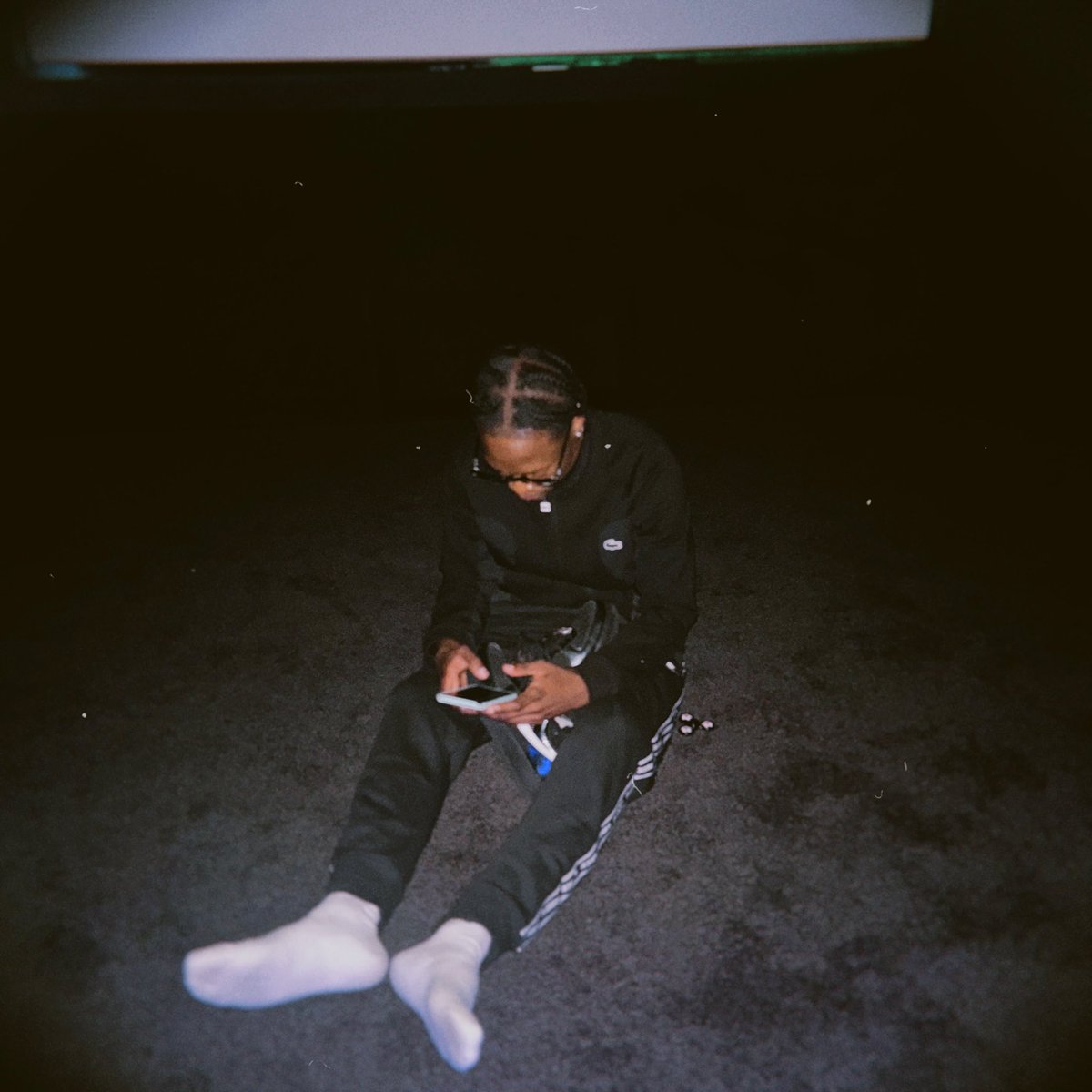 xvitheprezzy's tweet photo. Slime said no shoes in the cinema. https://t.co/nmLTXTSTsi