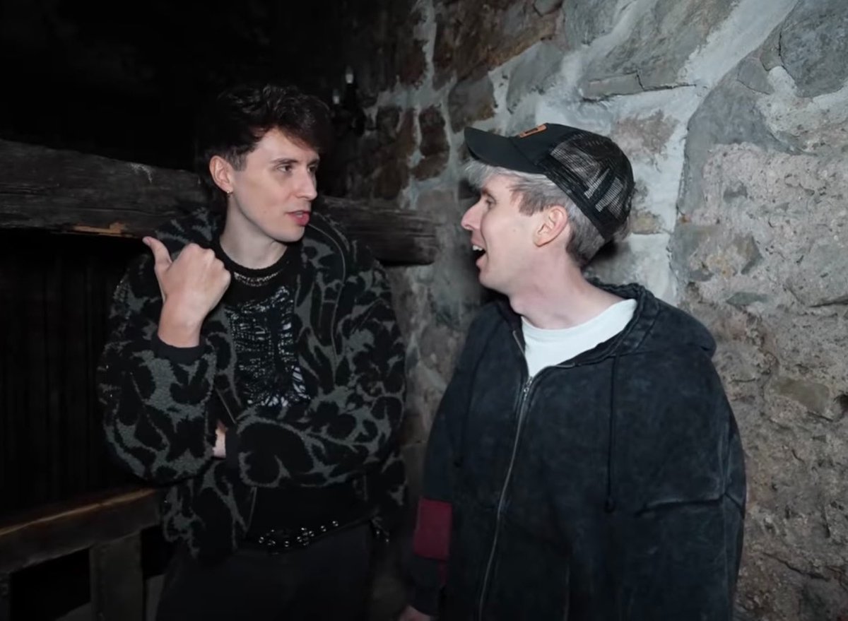 tripintothevoid's tweet photo. “saw you from across the castle and really liked your vibe” https://t.co/TJcmg7Oywm