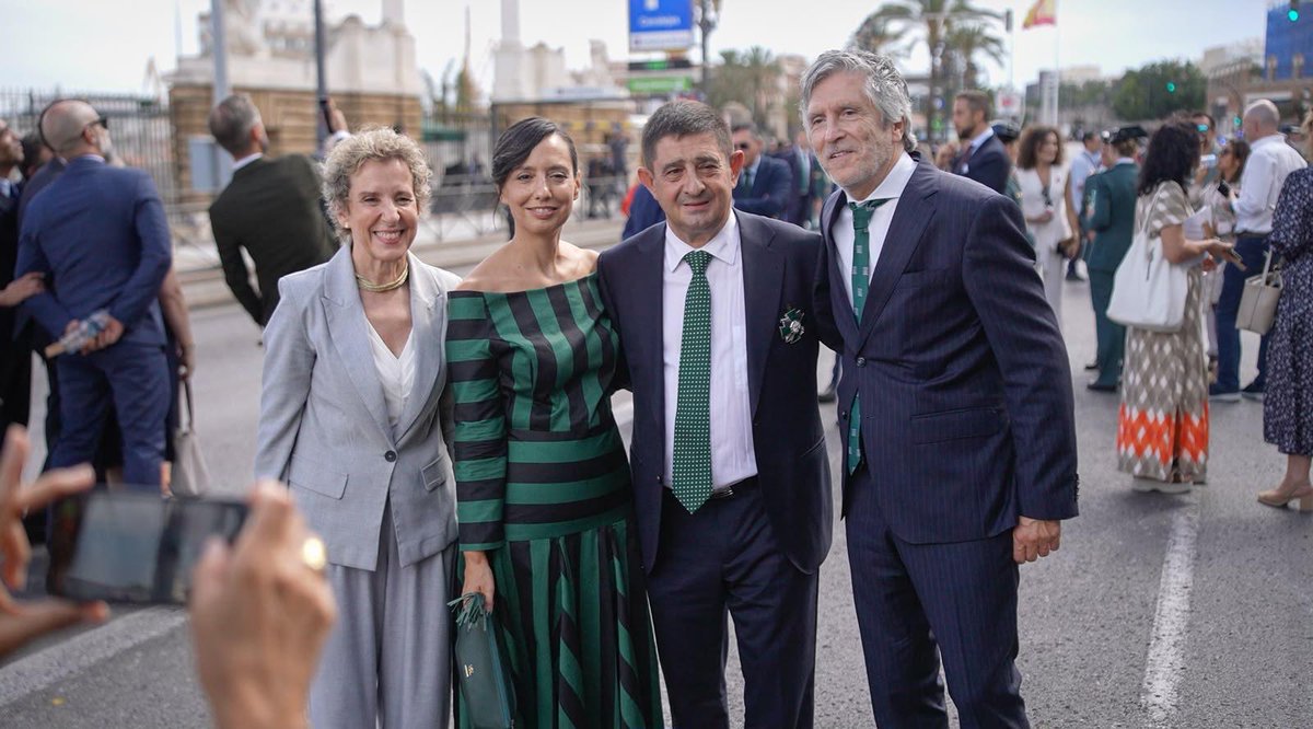 pacoreyesm's tweet photo. Un honor haber recibido hoy en Cádiz la Cruz del Mérito de la Guardia Civil categoría de plata.
En Jaén conocemos bien y sabemos lo que supone para la seguridad en el mundo rural en general y en nuestra provincia en particular la @guardiacivil https://t.co/mRbS6fexkX
