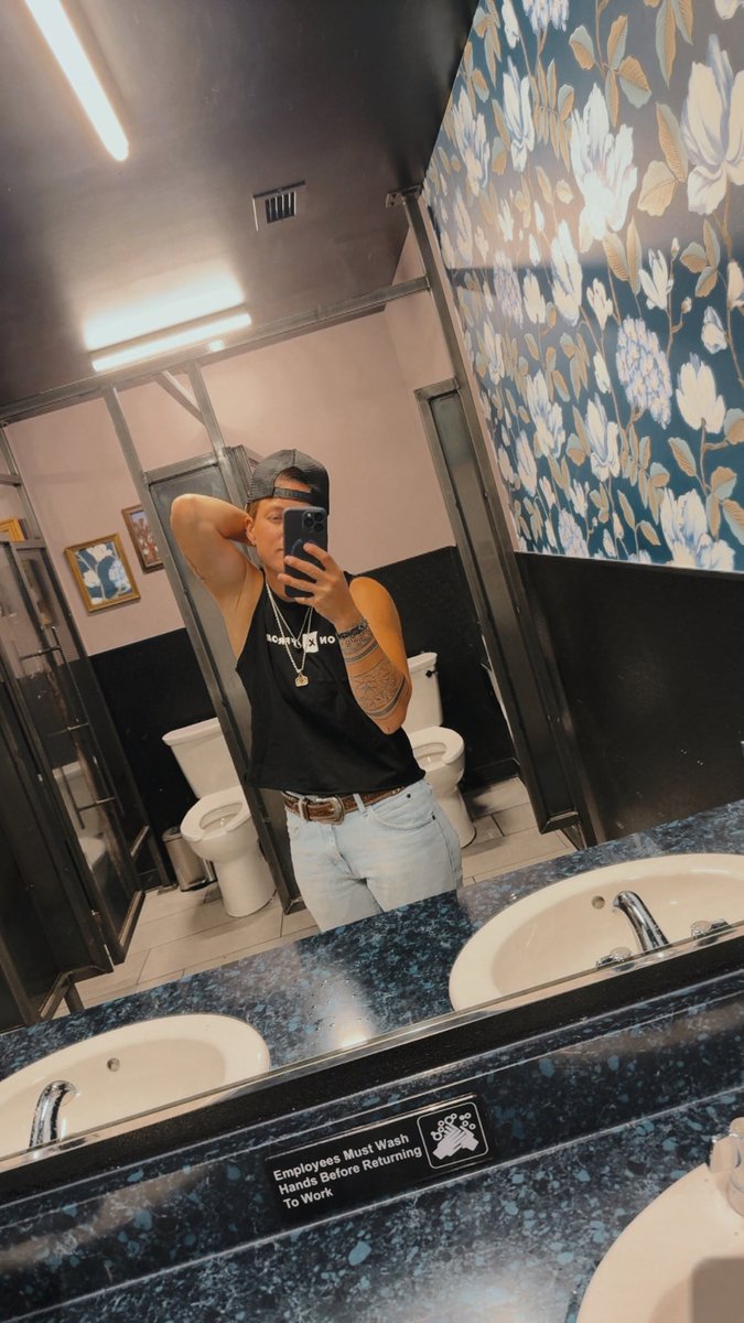 Quinnsowild's tweet photo. Hat backwards kind of night https://t.co/d98Qp2uQdV
