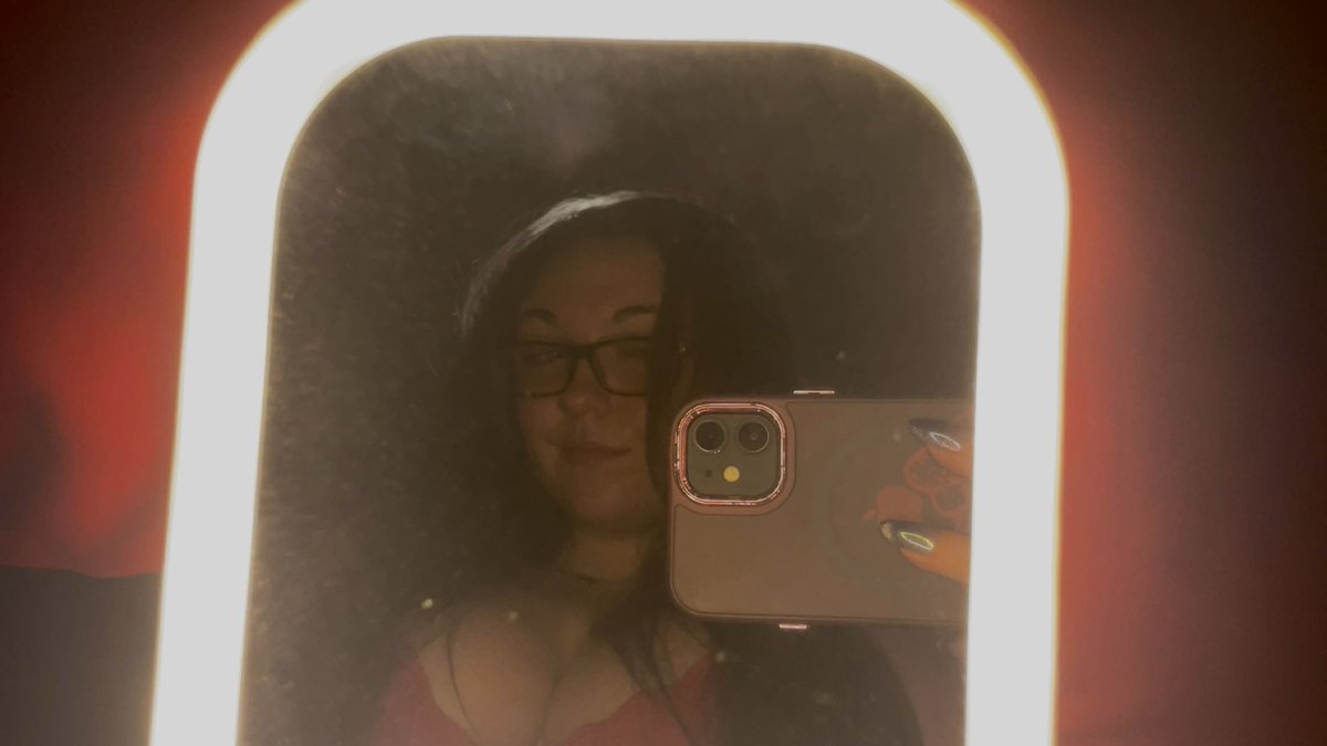 oxeamikkin's tweet photo. i know you���re obsessed with me ;) https://t.co/ue5u56UNlI