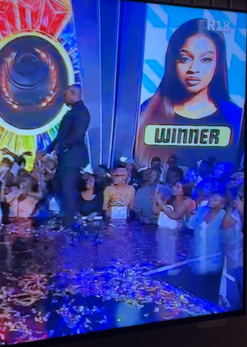 BBnreview's tweet photo. Entertainment won!!! 
#BBNaija https://t.co/TRfnwaSWq9