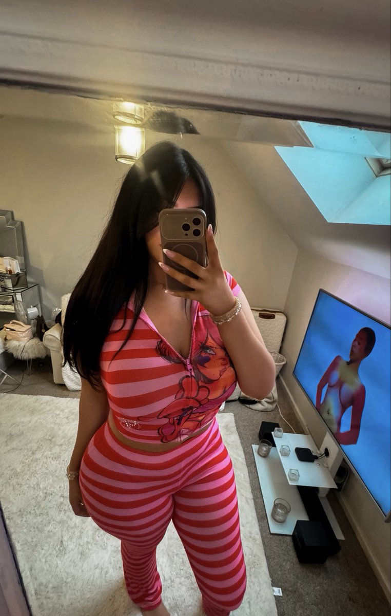 GoddessLuxeBabe's tweet photo. New challenge: How many piggies can pay off my house deposit? Throne link in bio! GO GO GO 🐷 https://t.co/Xl94NHUAvi