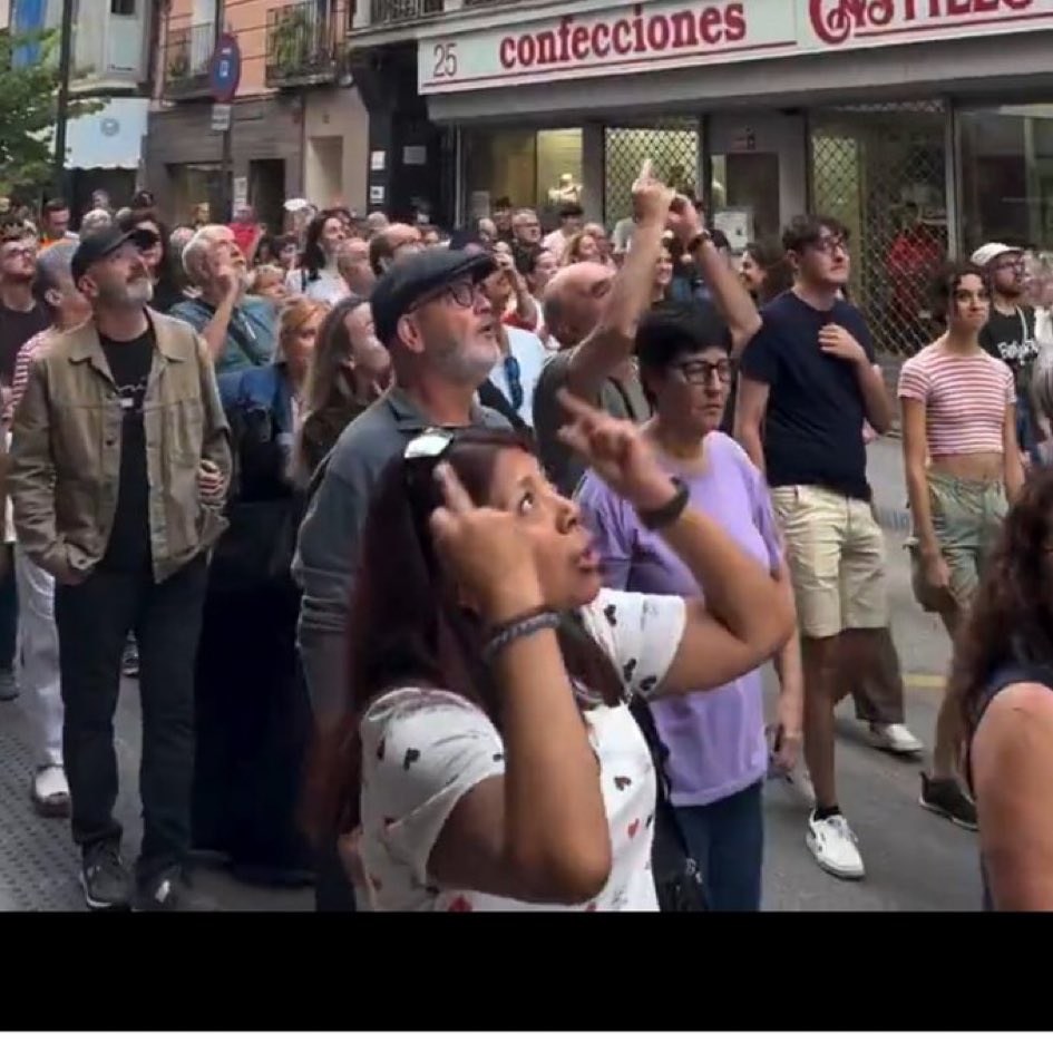 GladiatorAstur's tweet photo. Está sinverguenza de importación insulta y chilla contra la bandera de España colgada en un balcón de un piso.

Lárgate a tu pvto país. https://t.co/RcnDPBkvVR