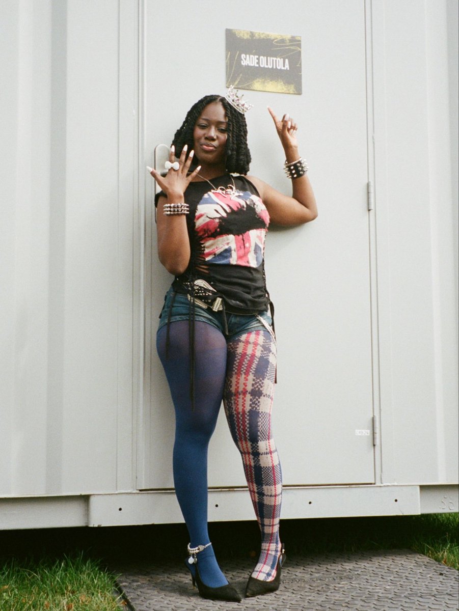badghoulmimi's tweet photo. Sade Olutola in custom top and asymmetrical tights designed by me 4 LEEDS FEST 🇬🇧🧷 https://t.co/QvrXyyOKGy