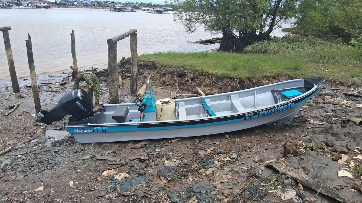 Ejercito_Div3's tweet photo. 🚨#EsNoticia | En El Charco, #Nariño, tropas de la #FuerzaDeTareaHércules, del @COL_EJERCITO, en conjunto con la @ArmadaColombia, afectaron las capacidades financieras y logísticas de la Estructura 30 del Bloque Occidental Jacobo Arenas, al servicio de alias Iván Mordisco.

El resultado, logrado durante un puesto de control en zona rural del municipio, permitió contrarrestar el ataque contra las tropas por un presunto integrante de esta estructura tras desatender la orden de detener la embarcación. En la reacción, el sujeto resultó herido, recibió atención inmediata por parte de personal militar y posteriormente falleció en un centro asistencial.

Como resultado del procedimiento fueron incautados:

✅ $675 millones en efectivo
✅ Dos proveedores para arma corta
✅ 11 cartuchos
✅ Una antena de comunicación satelital
✅ Una embarcación con motor fuera de borda  

Con este resultado, las @FuerzasMilcol afectan una posible fuente de financiación y movilidad de esta estructura criminal, mientras mantienen operaciones sostenidas para debilitar sus capacidades y proteger a las comunidades del Pacífico nariñense.

#ContraLaAmenaza