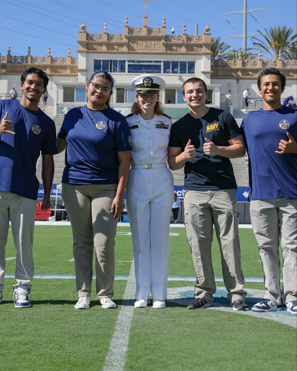 USDFootball's tweet photo. Special day celebrating our military community, including a halftime enlistment ceremony 🇺🇸

#GoToreros https://t.co/lzDwAvsKAW