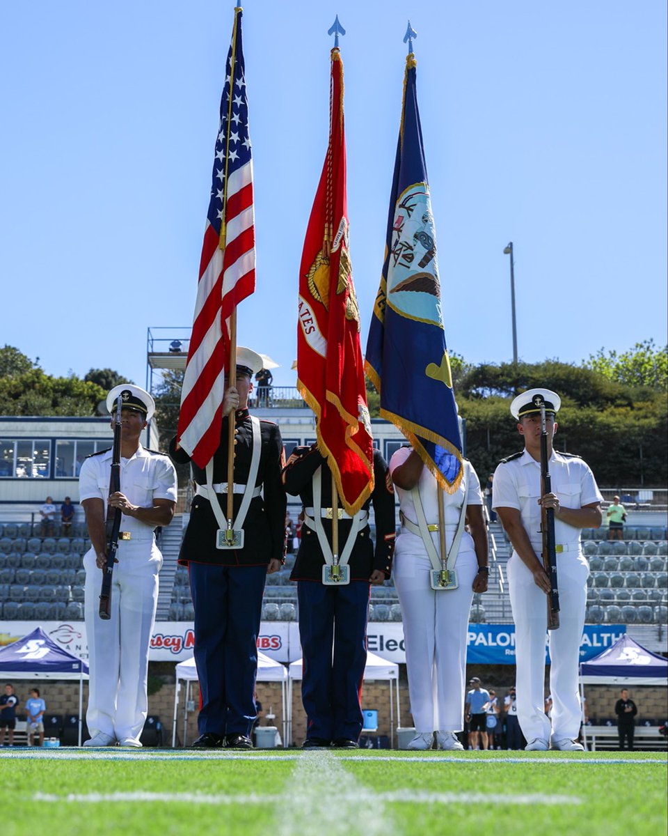 USDFootball's tweet photo. Special day celebrating our military community, including a halftime enlistment ceremony 🇺🇸

#GoToreros https://t.co/lzDwAvsKAW