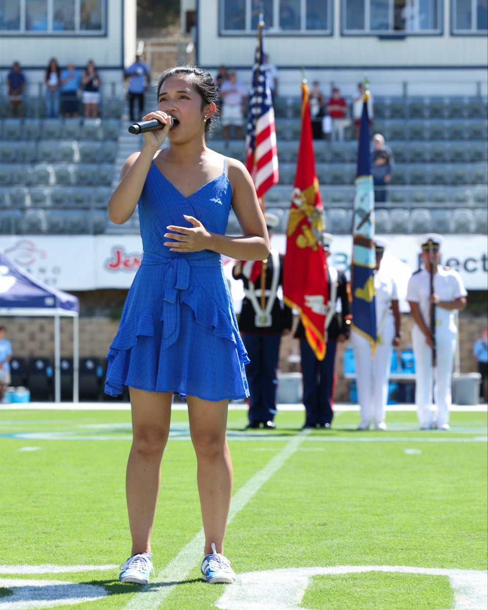 USDFootball's tweet photo. Special day celebrating our military community, including a halftime enlistment ceremony 🇺🇸

#GoToreros https://t.co/lzDwAvsKAW