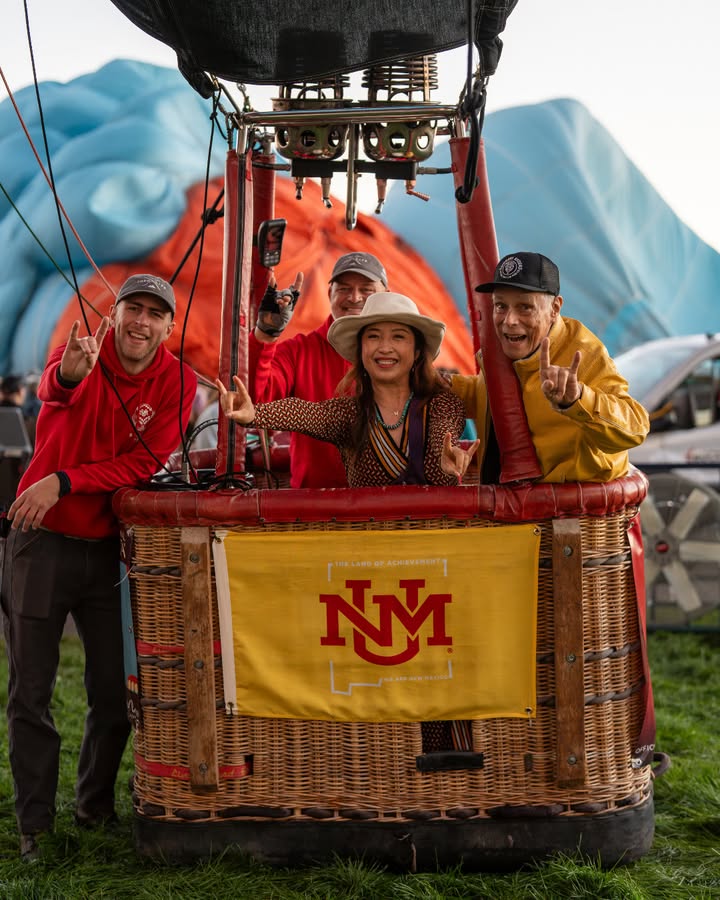 UNM's tweet photo. Happy Balloon Fiesta Lobos 🎈 https://t.co/pkALjUkQZh
