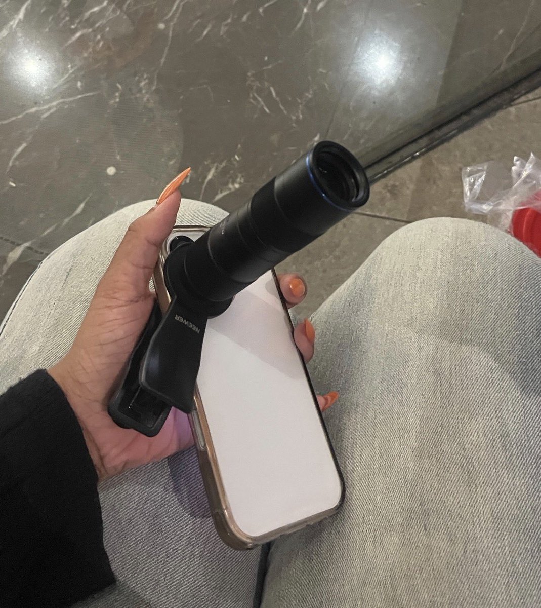 fynnelberry's tweet photo. คำตอบนะคะว่าทำไม i13 ถึงถ่ายชัด ใช้เลนส์เสริม neewer 400 mm ค่า + แต่งรูป ps เลนส์ใช้แล้วสั่นระดับนึงเลย มือต้องนิ่งงงง😂 https://t.co/yTZERtQpF8