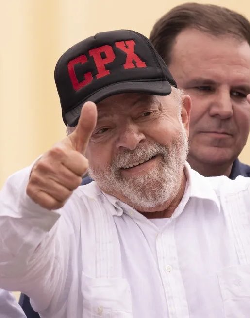 poponze's tweet photo. ABSURDO! Mais da metade dos eleitores (70 mil) do Complexo da Maré, na zona norte do Rio de Janeiro, tiveram seus locais de votação alterados para fora do território.

Em 2022, Lula venceu com +51% na região, contando 161ª e 162ª zona eleitoral. https://t.co/6X0p9wKSIT