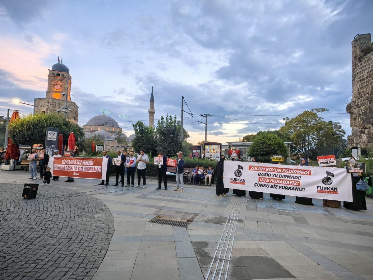 07furkanhareket's tweet photo. Öncü Nesil Her Daim Hocasının ve Kardeşlerinin Yanında! 

•Antalya Kapalıyol Saat Kulesi Meydanı

#CübbeliGerçekleri
TürkiyeninBelamı Cübbeli
DinDüşmanı KomiteIşBaşında https://t.co/FpMjlUsE2X