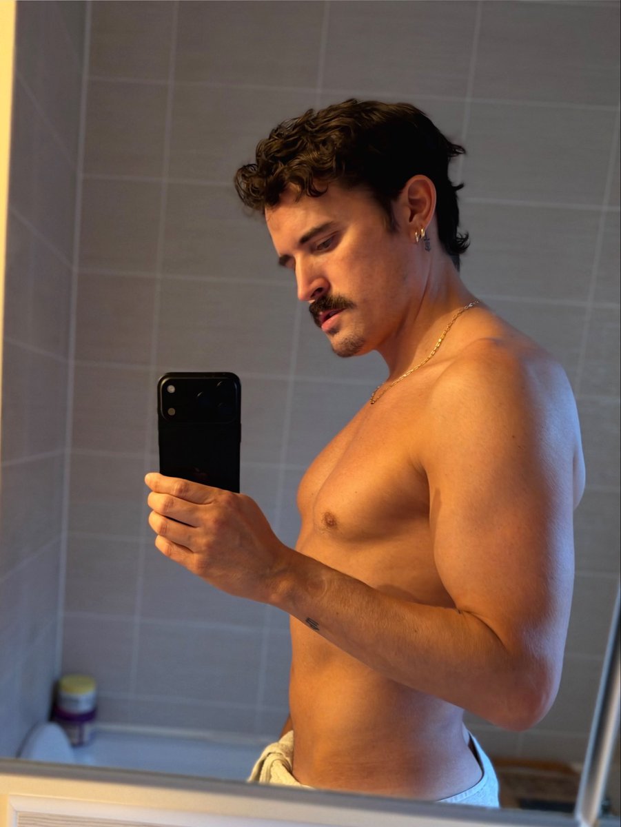 tom_aspaul's tweet photo. bath time https://t.co/GSMia4TwGd