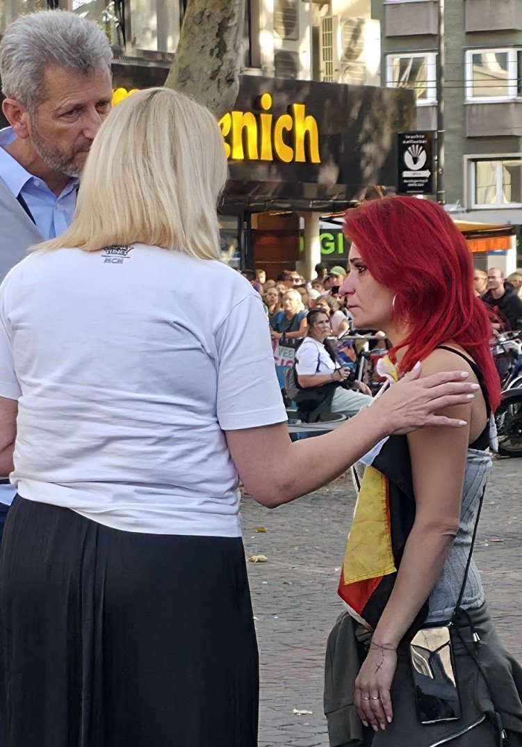 KoelnAnonymous's tweet photo. Noch ein Highlight der Woche:
Groß den Aufmarsch ankündigen, Bühne ankarren – und am Chlodwigplatz heulend zusammenbrechen, weil #Köln keinen Bock auf euch hat.
Wie die Veranstalterin #AfD #Jenny mit ihren 25 Hanseln komplett verkackt hat 🧵👇
#k0310 #noafd #chlodwigplatz https://t.co/QMBwpmmEHA