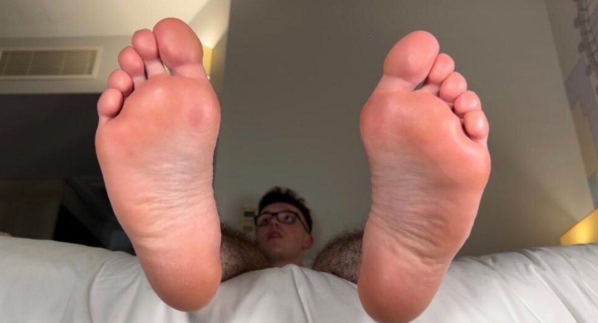 zer0hubss's tweet photo. Imagine being beneath these sweaty soles 🥵 https://t.co/5RI5v1lvMn