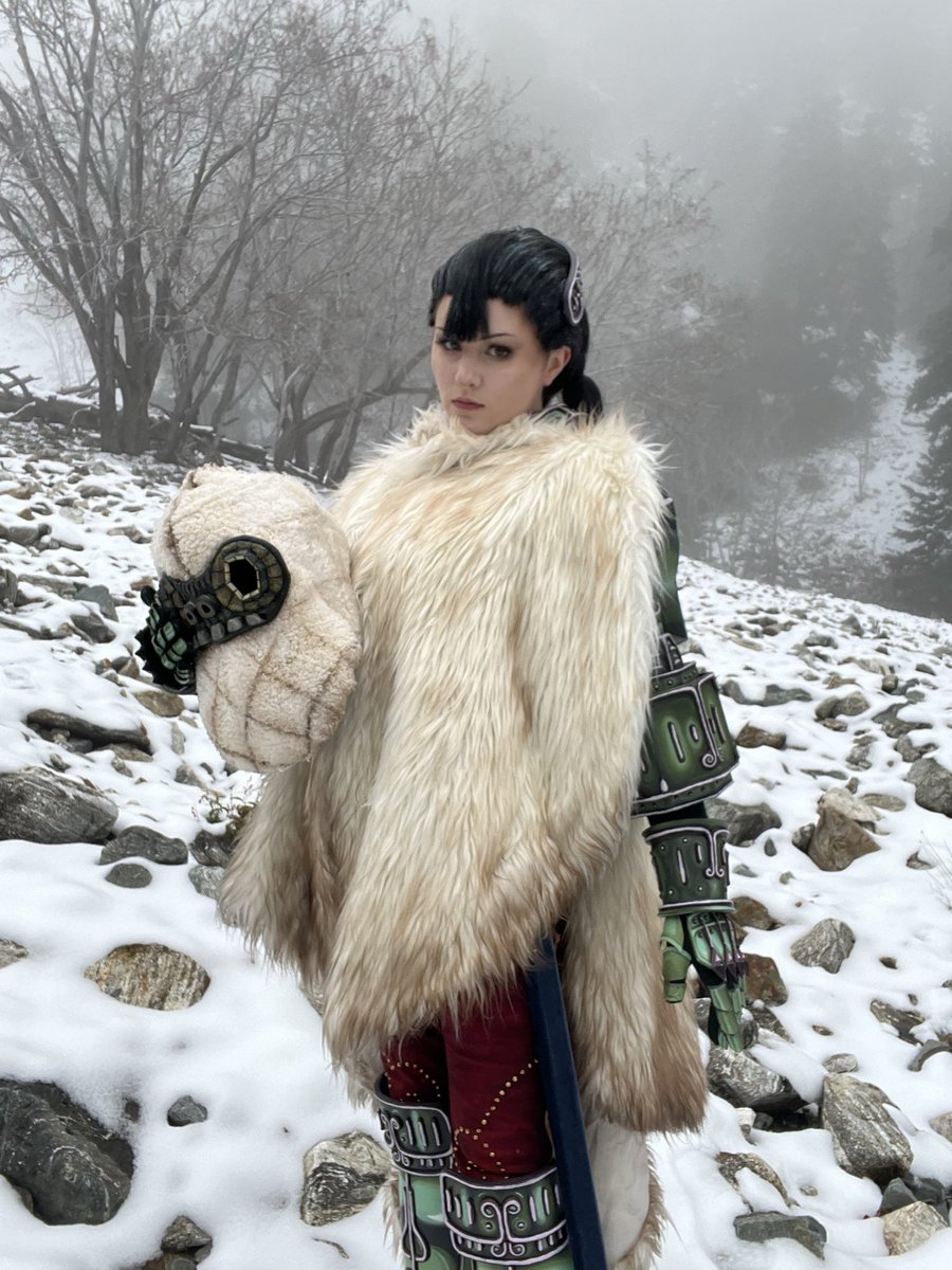 sweetnayru_'s tweet photo. Omw to search for a yeti or smth #twilightprincess #legendofzelda #cosplay #zeldacosplay https://t.co/vO35cHIshB