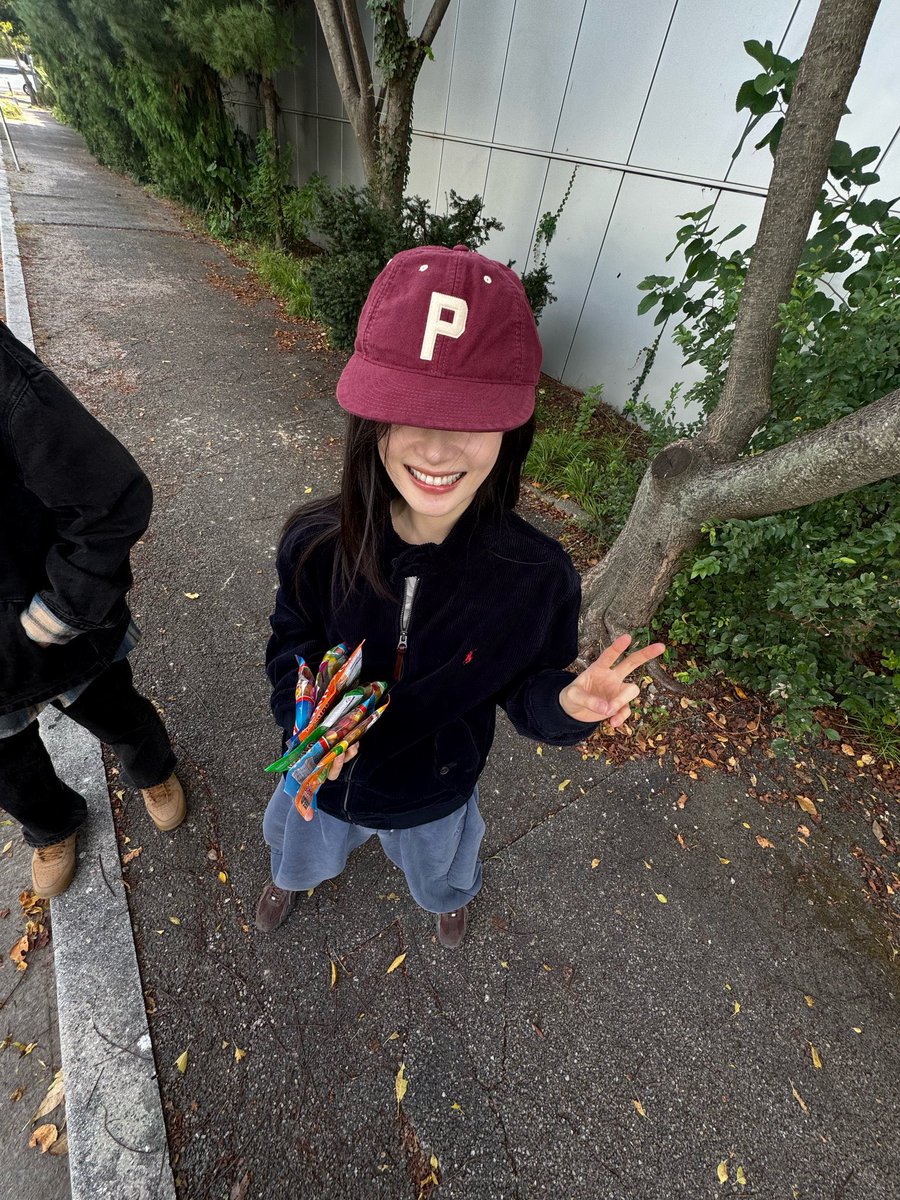 chaetastrophe's tweet photo. If there is one thing you will always find in my bag, it’s snack. Today I had a few packs of Haribo that I shared with everyone on set. A gummy day keeps the doctor away or whatever they said! https://t.co/jovkqH1cgi