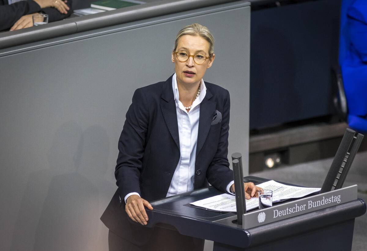 e_munich's tweet photo. Um es unmissverständlich zu artikulieren.
Deutschland steht nun an einer historischen Weggabelung. 
Nach rechts mit der AfD. 
Richtung bürgerlich-konservativ, Frieden, Diplomatie,  wirtschaftlicher Aufschwung, mehr nationale Befugnisse in der EU, Remigration.
Oder nach links mit der CDU/SPD.
Richtung weiterer Gleichschaltung, Krieg mit Russland, Sanktionspaketen, Deindustrialisierung, EU-Knechtschaft und Islamisierung.
Dazwischen gibt es fortan definitiv keine andere politische Ausfahrt mehr.
#Ukraine #Kiew #Merz #Selenskyj #Putin #Russland #Drohnen #Steuergeld #Taurus #NATO