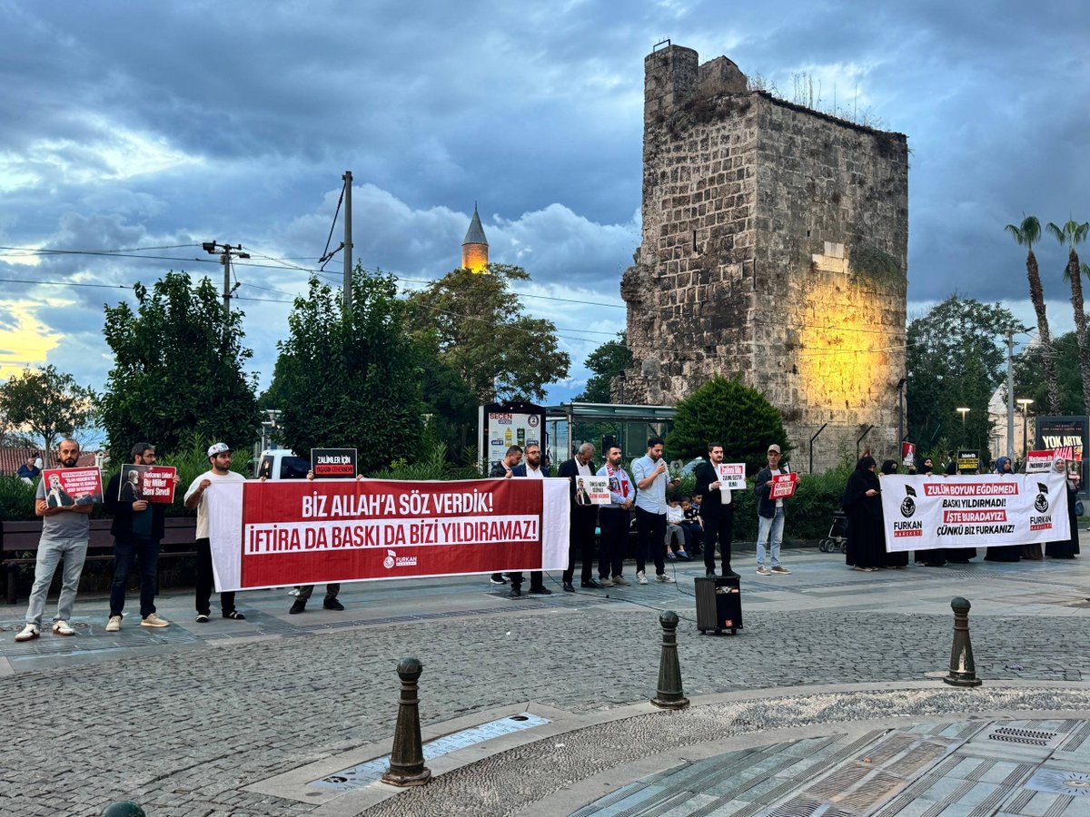 07furkanhareket's tweet photo. Öncü Nesil Her Daim Hocasının ve Kardeşlerinin Yanında! 

•Antalya Kapalıyol Saat Kulesi Meydanı

#CübbeliGerçekleri
TürkiyeninBelamı Cübbeli
DinDüşmanı KomiteIşBaşında https://t.co/FpMjlUsE2X