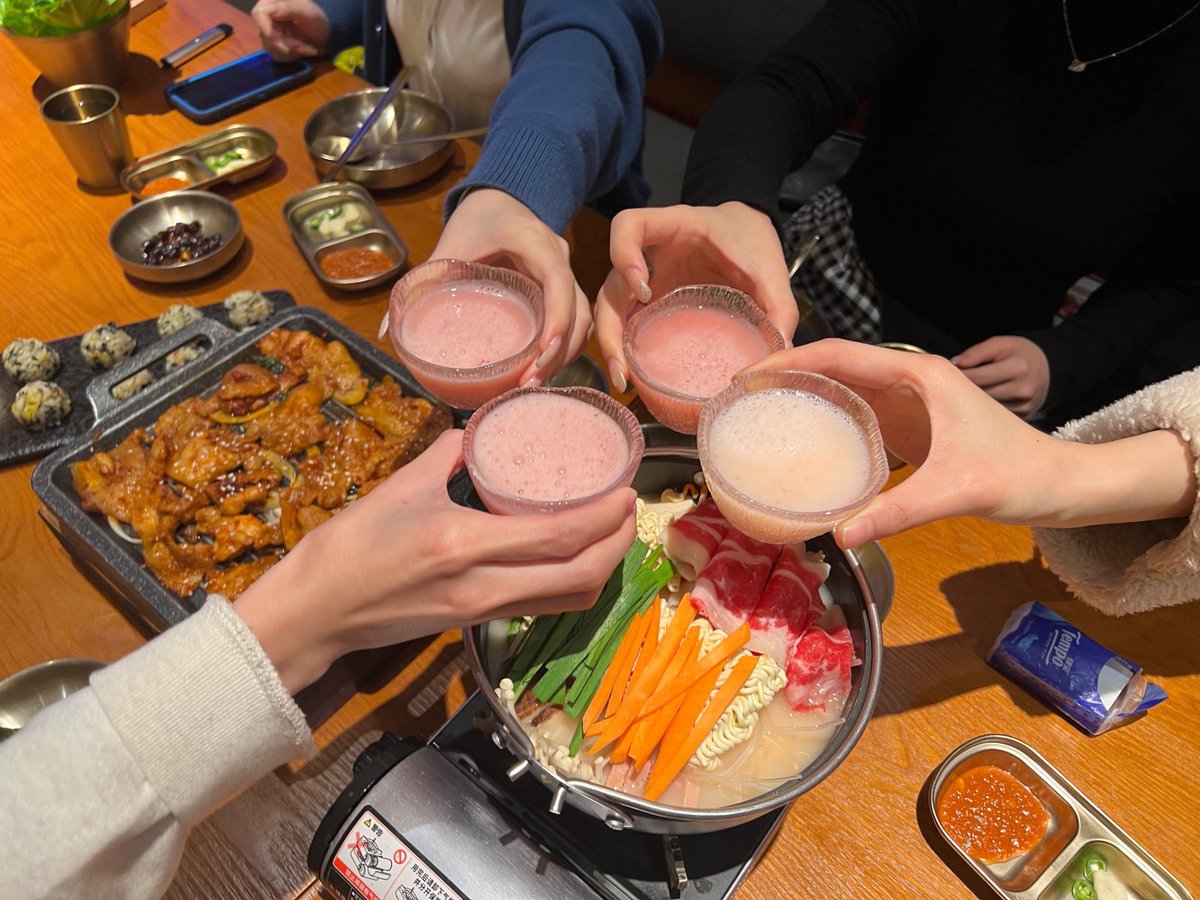 NovaAlveyui's tweet photo. Reunión con viejos amigos después de meses: risas, anécdotas que nunca pasan de moda y cervezas que se acaban rápido https://t.co/mPxGBSPRDd