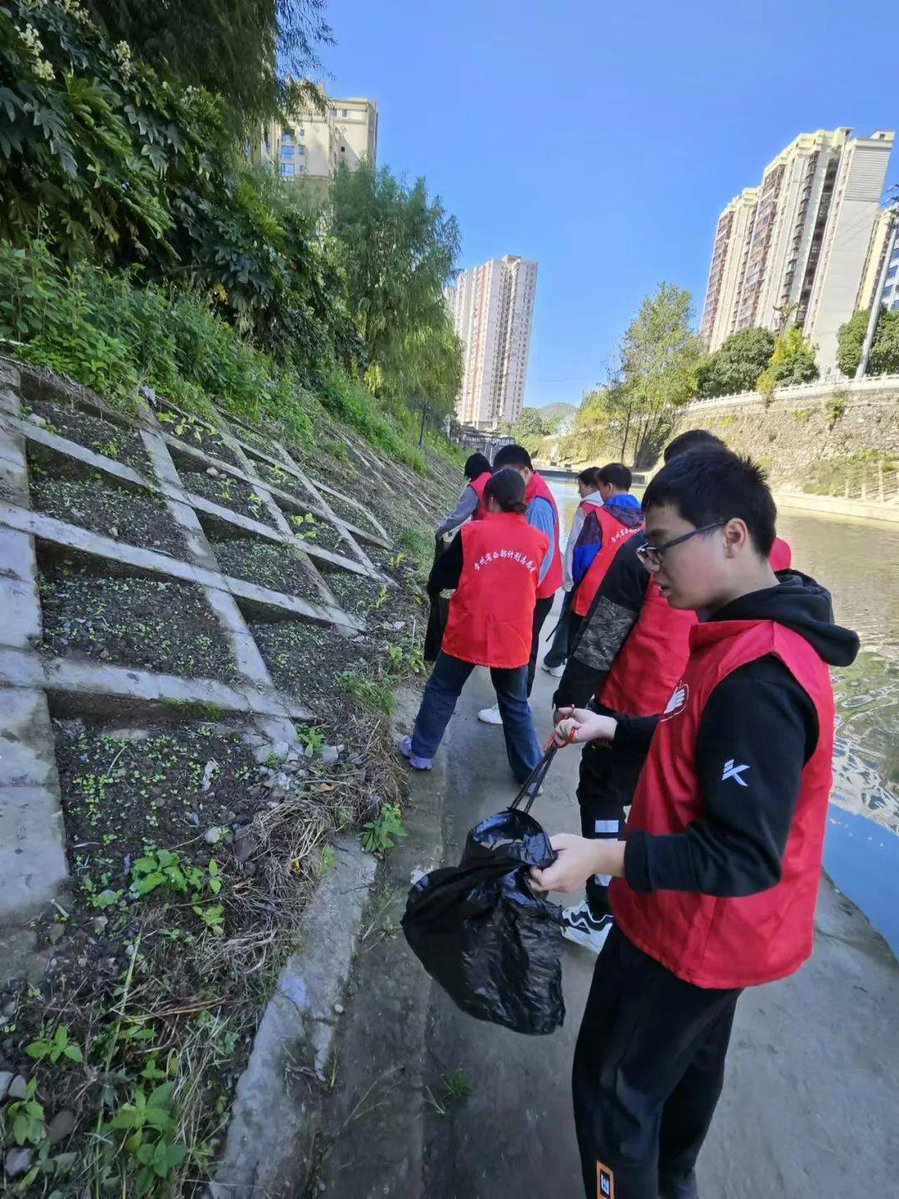 typypakksypa's tweet photo. Nuestro club de voluntariado organiza una actividad de limpieza del parque este sábado 10:00! Ven a ayudar, trae tu botella reutilizable y comparte un café después.， https://t.co/4f2mia167x