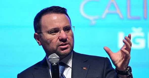cagingazetesitr's tweet photo. Akın Gürlek’e kimler düşmanlık eder?

Ruhlarını 1 dolara satmış FETÖ’cüler.
Çünkü bu ihanet şebekesine karşı mücadeleyi kararlılıkla sürdürüyor.

Vesayet zihniyetinin temsilcileri.
Çünkü millet iradesinin üzerinde hiçbir vesayete izin vermiyor.

Suç örgütlerinin uzantıları.
Çünkü organize suçtan uyuşturucuya, yasa dışı bahisten sanal kumara kadar suçun her türüyle mücadeleyi büyütüyor.

Hukuku kendi çıkarlarına göre eğip bükmek isteyenler.
Çünkü “Kimse hukukun üzerinde değildir” diyor.

Adaletin yavaşlamasından, vatandaşın adalete erişiminin zorlaşmasından nemalananlar.
Çünkü hedefi daha hızlı, daha öngörülebilir ve daha güven veren bir adalet sistemi inşa etmek.

Türkiye’nin güçlü bir hukuk devleti olmasını istemeyenler.
Çünkü Türkiye Yüzyılı’nı “Adaletin Yüzyılı” yapmak için çalışıyor.

Akın Gürlek konuştukça rahatsız olmaları, her adıma 40 yalan uydurmaları bu yüzden.

Vesayetçi zihniyetlere, suç örgütlerine ve devletin iradesini gölgelemek isteyen yapılara karşı; vatan evladı Akın Gürlek’i savunmaya devam edeceğiz.