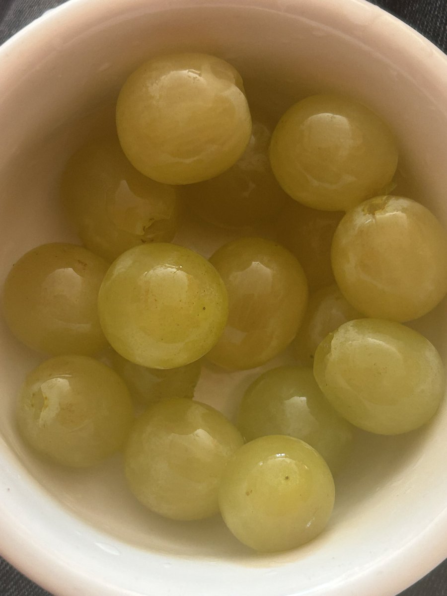 raviesdiary's tweet photo. 💜 snack : grapes and one oreo (was the last one phew)

165 cal https://t.co/P1KF8H9T0f