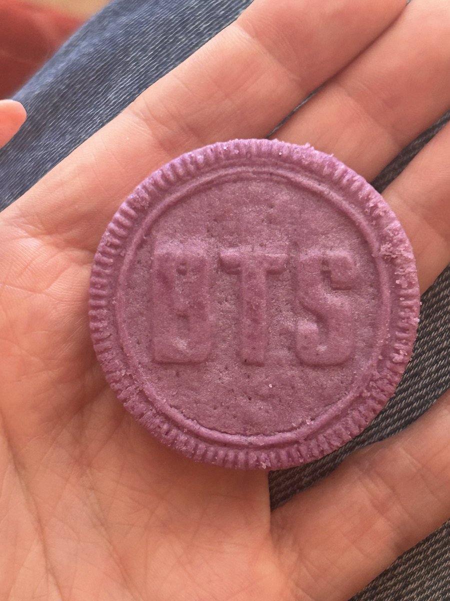 raviesdiary's tweet photo. 💜 snack : grapes and one oreo (was the last one phew)

165 cal https://t.co/P1KF8H9T0f