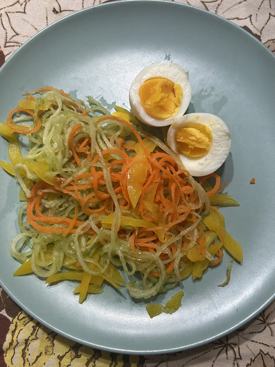 raviesdiary's tweet photo. 🥚 dinner : boiled egg and veggie salad (carrot, yellow pepper and cucumber)

130 cal https://t.co/9OY29bbHCb