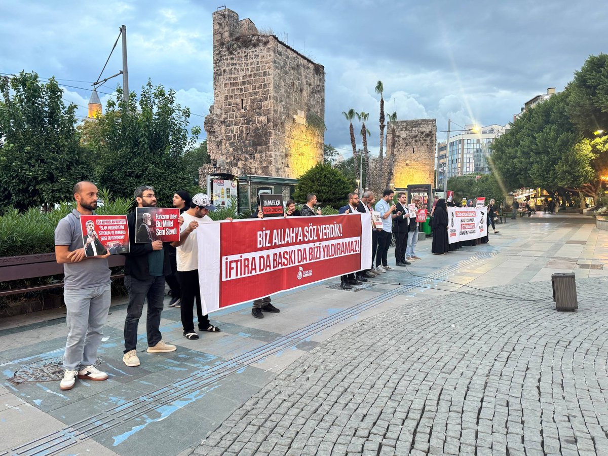 07furkanhareket's tweet photo. Antalya Furkan Hareketi olarak, tutuklu bulunan Alparslan Kuytul Hocaefendi, Semra Kuytul Hocahanım ve diğer kardeşlerimize özgürlük talebinde bulunmak için Kapalıyol Saat Kulesi Meydanında bir araya geldik.

#CübbeliGerçekleri
TürkiyeninBelamı Cübbeli
DinDüşmanı KomiteIşBaşında https://t.co/LolygBxDkT