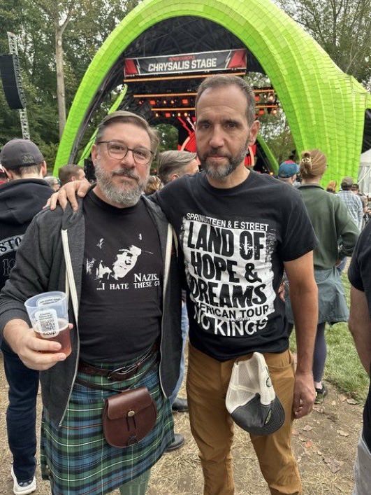 MatthewNichol5's tweet photo. Two pussies one of them is a traitor who belongs in GITMO. https://t.co/46Q36zDGhh